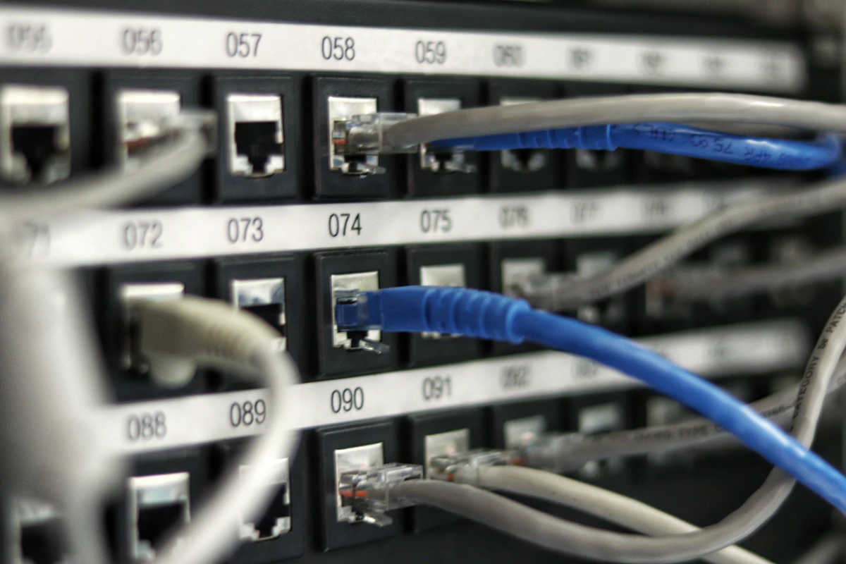 Cabeamento estruturado de rede em um rack de servidores