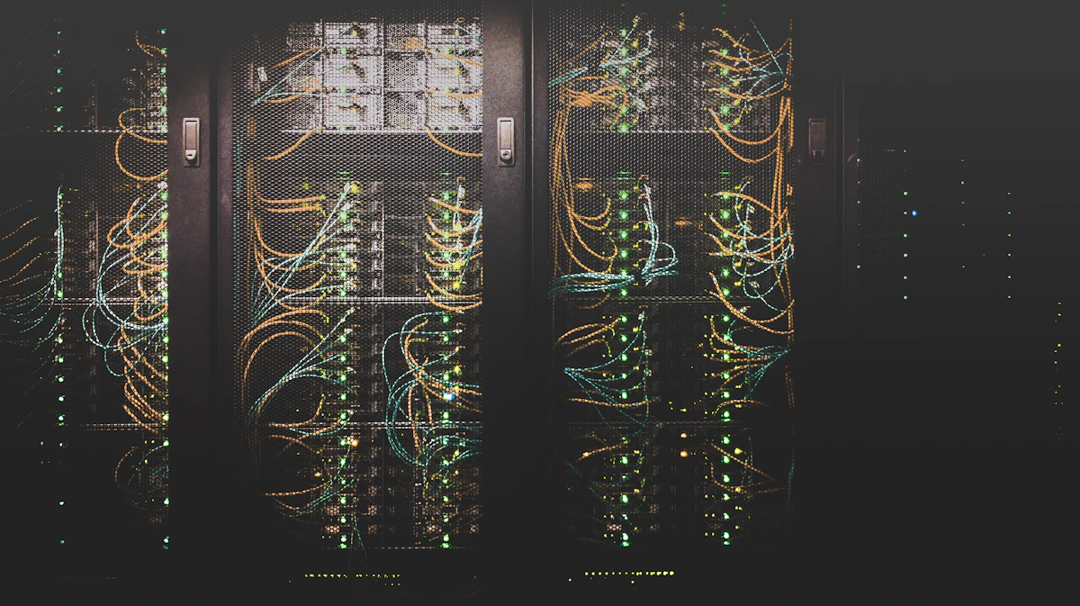 Corredor de servidores em um data center iluminado em azul